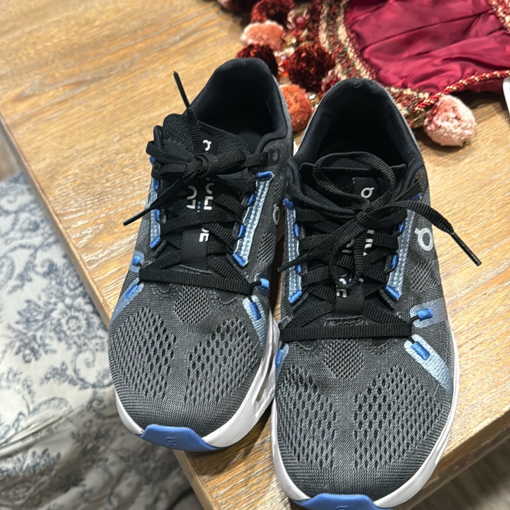 On Women's Cloudeclipse Running Shoes worn few times in a perfect condition